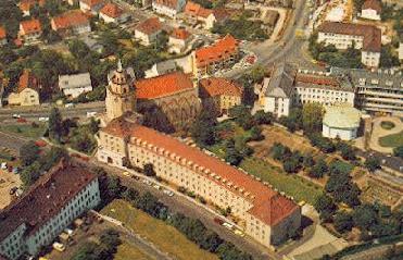 Das Mariannhiller Piusseminar in Wrzburg im Jahr 2001. Dahinter das Missionsrztliche Institut und die Missionsrztliche Klinik.