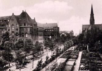 Das Josefskrankenhaus, die Pfarrkirche St. Peter und Paul.
Im Vordergrund der Börniger Friedhof in Herne-Börnig-Sodingen.